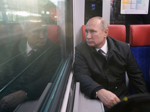 弗拉基米尔•普京乘坐莫斯科中央直径线上的“金黄鹂“动车 - 俄罗斯卫星通讯社