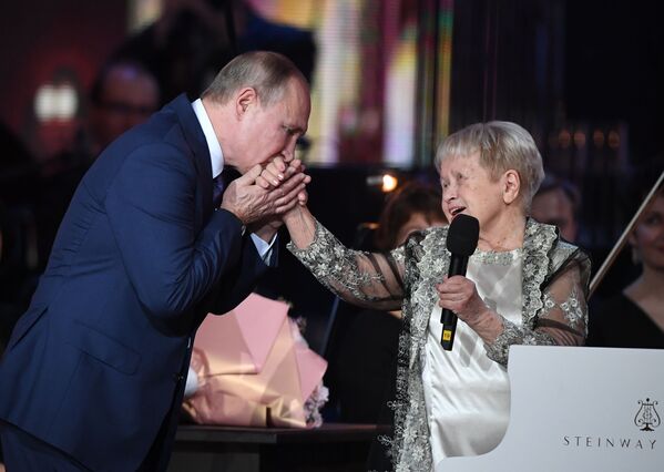 俄罗斯总统弗拉基米尔•普京在莫斯科大剧院苏联人民艺术家、作曲家亚历山德拉•帕赫穆托娃的周年纪念晚会上 - 俄罗斯卫星通讯社