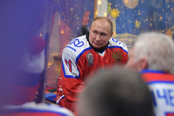俄罗斯总统弗拉基米尔•普京在红场冰场上举行的夜间冰球联盟新年友谊赛的赛间休息期间 - 俄罗斯卫星通讯社