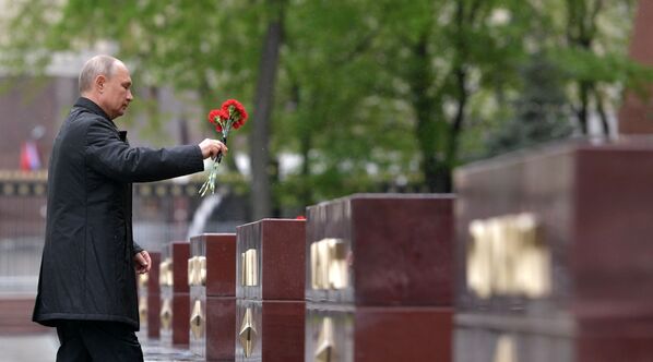 俄罗斯总统普京在亚历山大花园向无名烈士墓献花 - 俄罗斯卫星通讯社