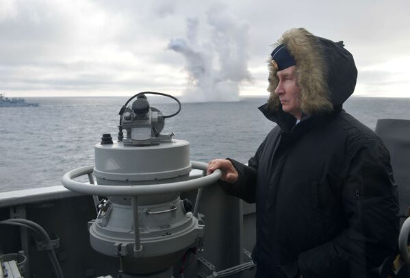 弗拉基米爾•普京在“烏斯季諾夫元帥”號巡洋艦上觀摩北方艦隊和黑海艦隊在黑海上的聯合軍演 - 俄羅斯衛星通訊社