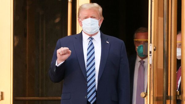 Президент США Дональд Трамп в маске - 俄罗斯卫星通讯社