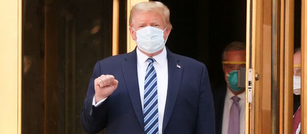 Президент США Дональд Трамп в маске - 俄罗斯卫星通讯社