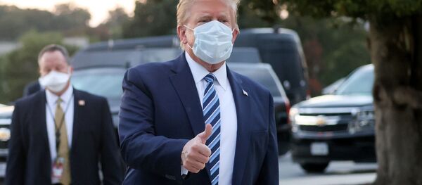 Президент США Дональд Трамп в маске - 俄罗斯卫星通讯社