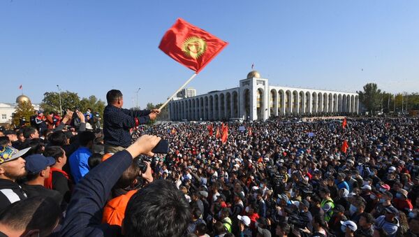 Участники акции протеста в Бишкеке - 俄罗斯卫星通讯社