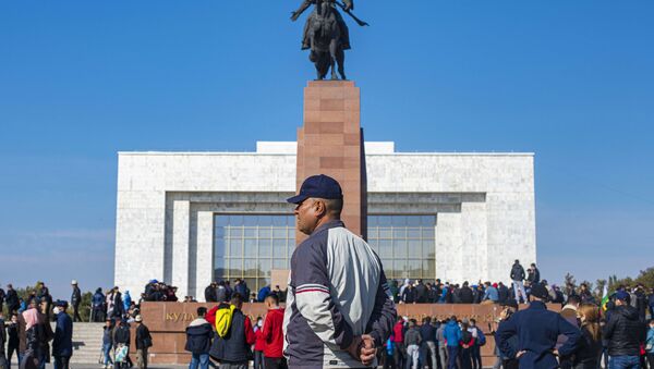 Участники акции протеста на центральной площади Ала-Тоо в Бишкеке. - 俄罗斯卫星通讯社