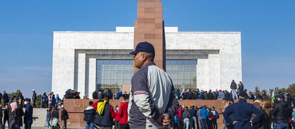Участники акции протеста на центральной площади Ала-Тоо в Бишкеке. Участники акции протеста на центральной площади Ала-Тоо в Бишкеке. - 俄羅斯衛星通訊社