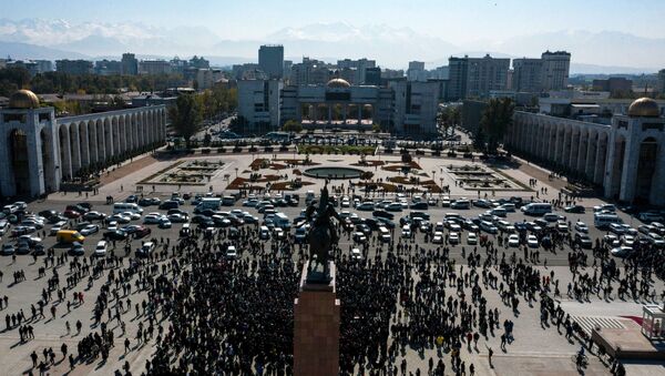 Участники акции протеста на центральной площади Ала-Тоо в Бишкеке. 7 октября 2020 - 俄罗斯卫星通讯社