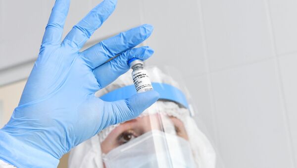 Медсестра держит в руках ампулу с вакциной Гам-Ковид-Вак от коронавирусной инфекции - 俄羅斯衛星通訊社