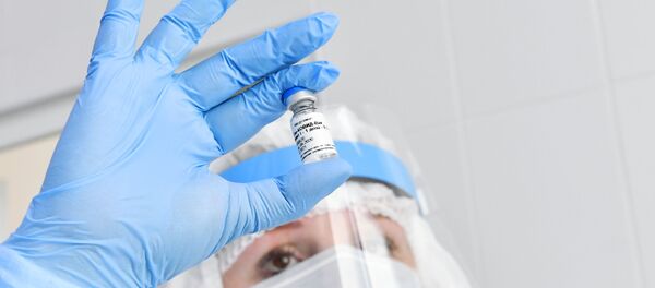 Медсестра держит в руках ампулу с вакциной Гам-Ковид-Вак от коронавирусной инфекции - 俄罗斯卫星通讯社