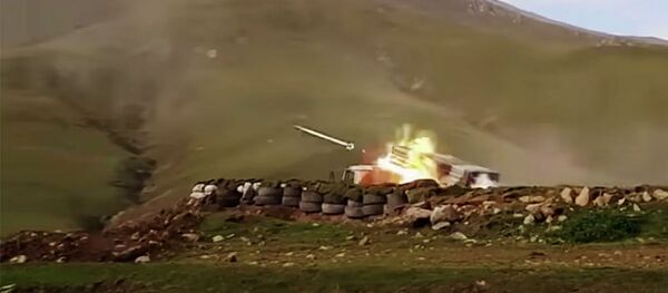 Стрельба из реактивных установок залпового огня азербайджанской армии во время боев с силами самопровозглашенной Нагорно-Карабахской республики Стрельба из реактивных установок залпового огня азербайджанской армии во время боев с силами самопровозглашенной Нагорно-Карабахской республики - 俄罗斯卫星通讯社