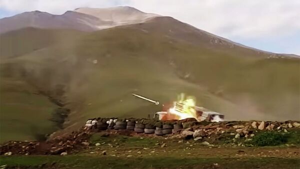 Стрельба из реактивных установок залпового огня азербайджанской армии во время боев с силами самопровозглашенной Нагорно-Карабахской республики - 俄罗斯卫星通讯社