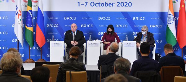 Участники Кинофорума стран БРИКС. На сцене слева: специальный представитель президента РФ по международному культурному сотрудничеству Михаил Швыдкой Участники Кинофорума стран БРИКС. На сцене слева: специальный представитель президента РФ по международному культурному сотрудничеству Михаил Швыдкой - 俄羅斯衛星通訊社