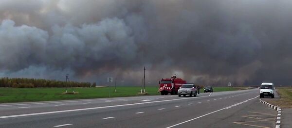 Автомобили сотрудников МЧС недалеко от места взрывов на бывших военных складах в Рязанской области - 俄罗斯卫星通讯社