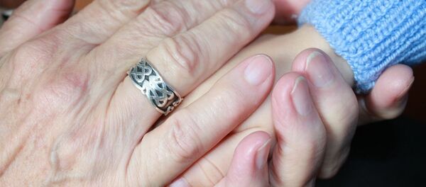 Бабушка держит руку внука - 俄羅斯衛星通訊社