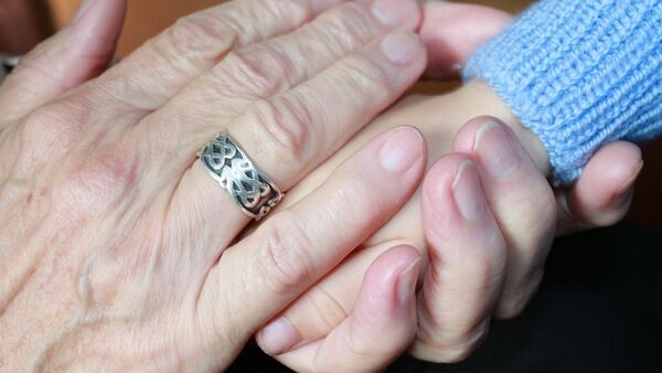 Бабушка держит руку внука - 俄羅斯衛星通訊社