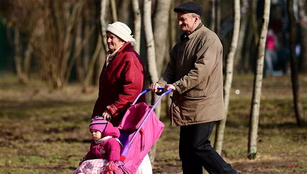超70%俄公民的教育问题有祖父母参与 - 俄罗斯卫星通讯社