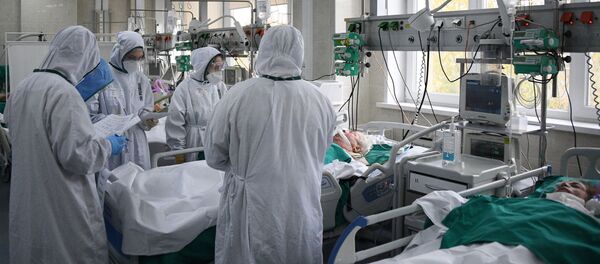 Медицинские работники в отделении реанимации и интенсивной терапии в городской клинической больнице №15 имени О. М. Филатова в Москве. - 俄羅斯衛星通訊社