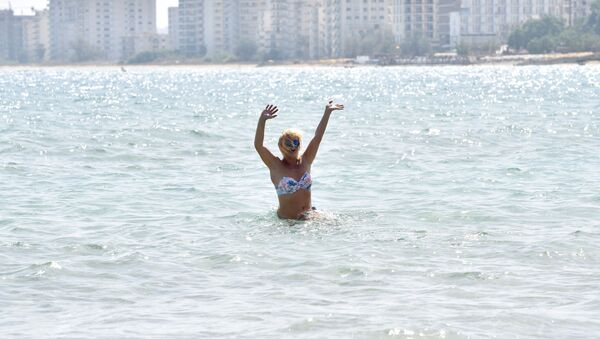 Девушка на пляже в районе в открытом районе Вароши на Кипре - 俄羅斯衛星通訊社