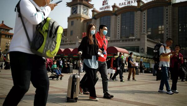Люди в защитных масках возле железнодорожного вокзала в Пекине - 俄罗斯卫星通讯社