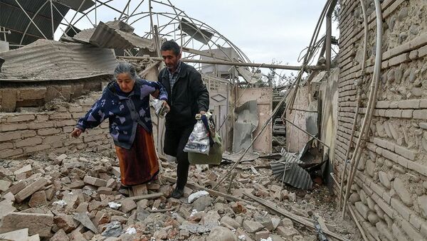 Жители дома, разрушенного в результате обстрела города Гянджа. Азербайджан - 俄罗斯卫星通讯社