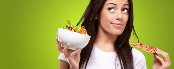 Девушка с кусочком пиццы и тарелкой салата в руках - 俄罗斯卫星通讯社
