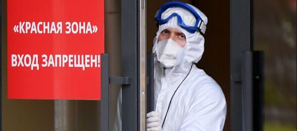 Медицинский персонал на территории Республиканской клинической инфекционной больницы в Казани.  - 俄羅斯衛星通訊社