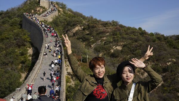 Девушки фотографируются на китайской стене во время национальных праздников - 俄羅斯衛星通訊社