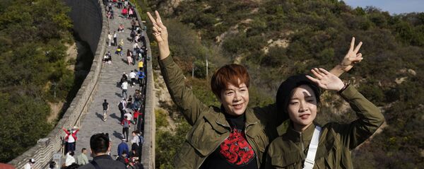 Девушки фотографируются на китайской стене во время национальных праздников - 俄罗斯卫星通讯社