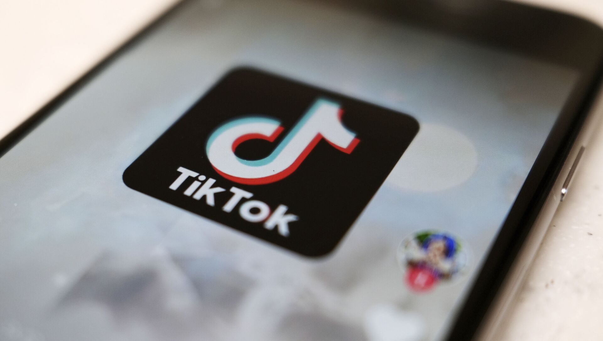 Логотип TikTok на экране смарфтона - 俄罗斯卫星通讯社, 1920, 04.11.2021
