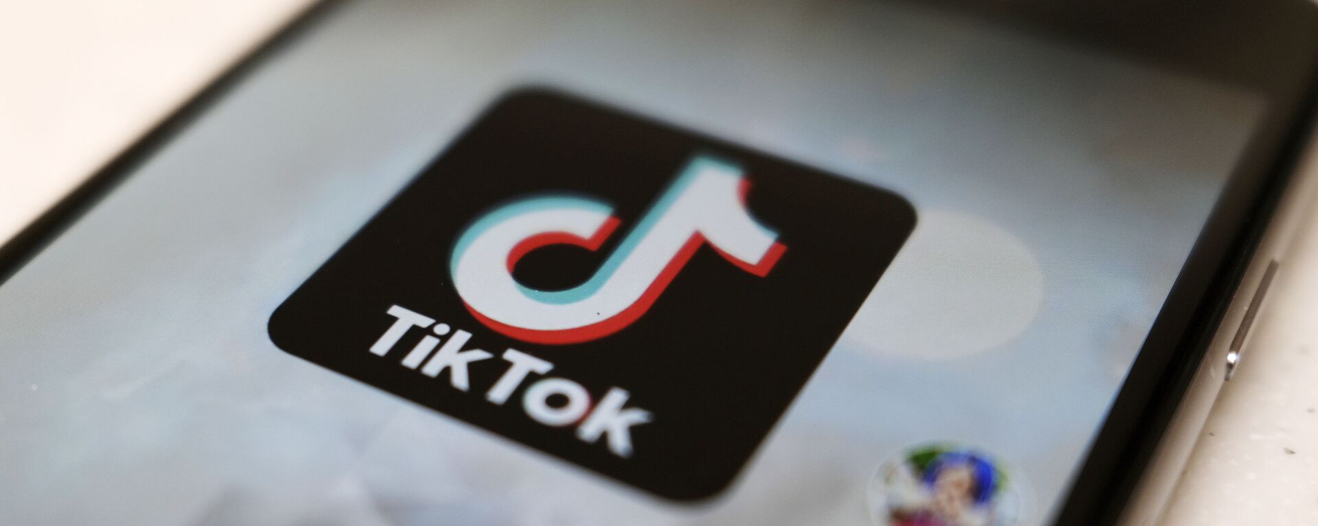 Логотип TikTok на экране смарфтона - 俄羅斯衛星通訊社, 1920, 07.02.2021