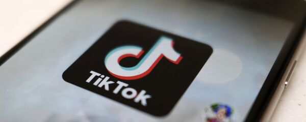 Логотип TikTok на экране смарфтона - 俄羅斯衛星通訊社