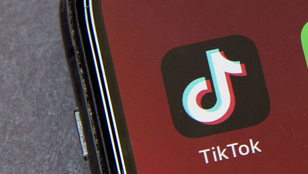 Логотип TikTok на экране смарфтона - 俄羅斯衛星通訊社