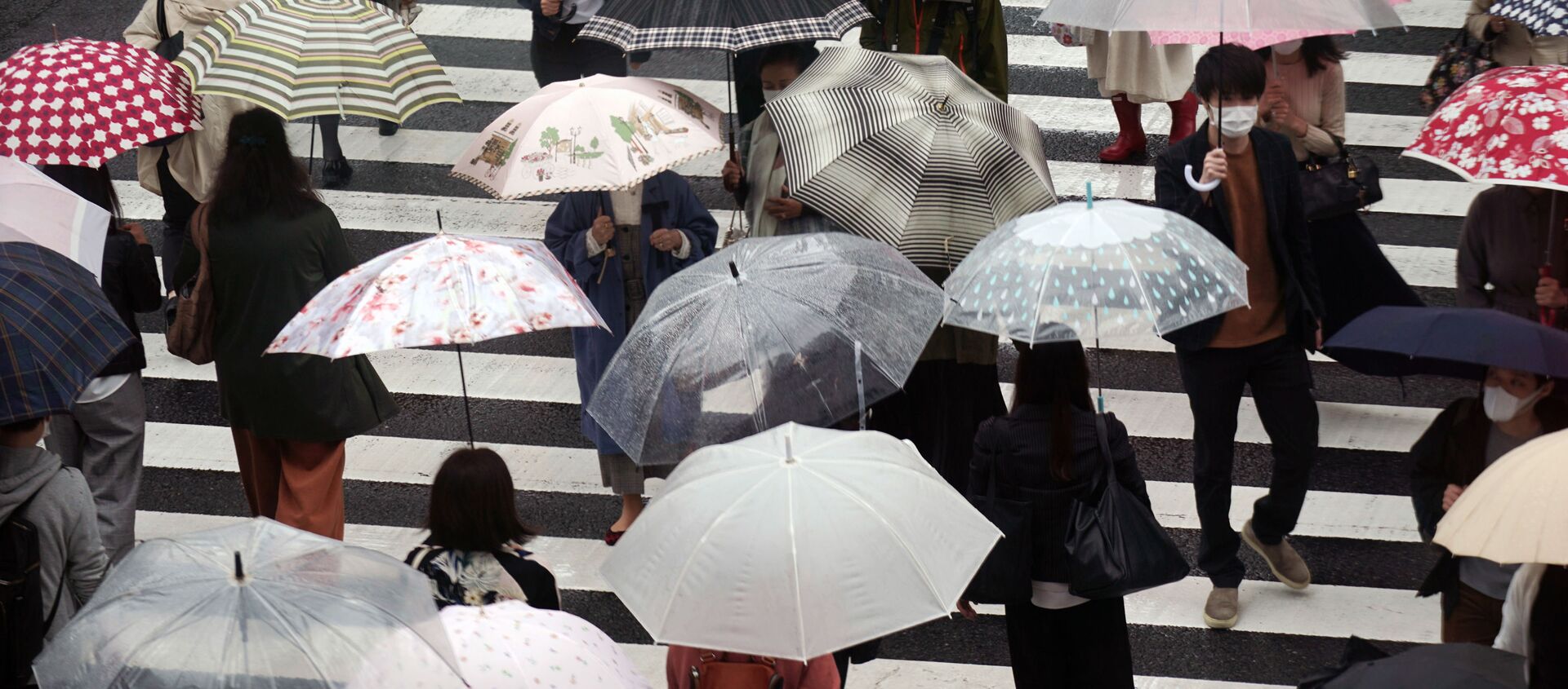 Люди на пешеходном переходе под дождем в Токио - 俄罗斯卫星通讯社, 1920, 17.01.2021