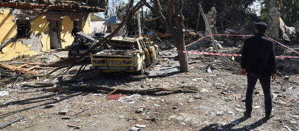 Люди на месте кафе, разрушенного в результате обстрела у города Барда. - 俄罗斯卫星通讯社