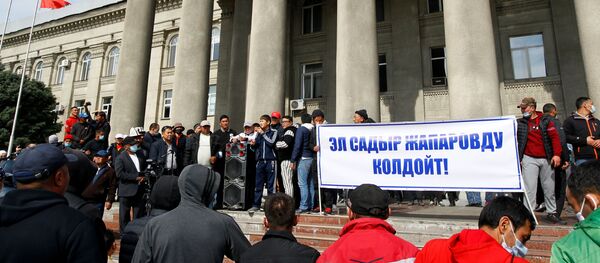 Сторонница кандидата в премьер-министра Киргизии Садыра Жапарова у здания правительства в Бишкеке  - 俄罗斯卫星通讯社
