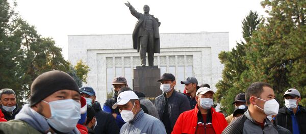 Сторонница кандидата в премьер-министра Киргизии Садыра Жапарова у здания правительства в Бишкеке - 俄羅斯衛星通訊社