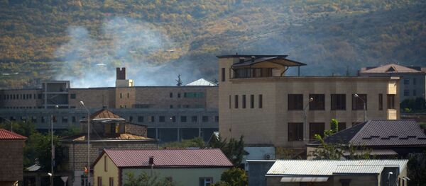 Дым от пожаров, возникших в результате артиллерийских ударов по Степанакерту Дым от пожаров, возникших в результате артиллерийских ударов по Степанакерту - 俄罗斯卫星通讯社