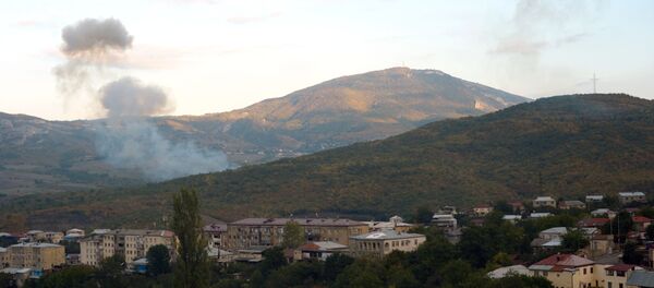 Дым от пожаров, возникших в результате артиллерийских ударов по Степанакерту Дым от пожаров, возникших в результате артиллерийских ударов по Степанакерту - 俄罗斯卫星通讯社