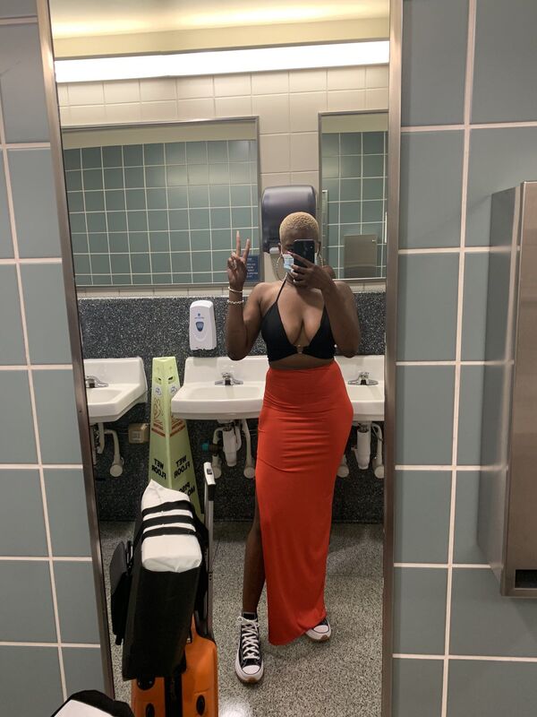 飛機乘客因衣著暴露而被羞辱並被迫換裝 （圖片） - 俄羅斯衛星通訊社