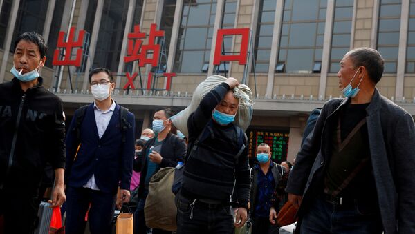 Люди в масках на железнодорожном вокзале Пекина  - 俄羅斯衛星通訊社