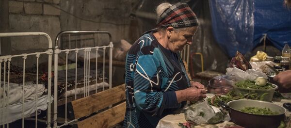 Местная жительница в подвале одного из домов города Шуши. Город Шуши в Карабахе подвергся ударам. Жители города спустились в подвалы. - 俄羅斯衛星通訊社