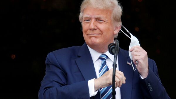 Президент США Дональд Трамп снимает маску  - 俄羅斯衛星通訊社