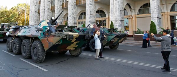 Люди фотогарфируются у бронетранспортеров в Бишкеке Люди фотогарфируются у бронетранспортеров в Бишкеке - 俄羅斯衛星通訊社