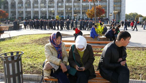 Люди на площади в Бишкеке  - 俄羅斯衛星通訊社