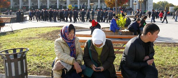 Люди на площади в Бишкеке  - 俄罗斯卫星通讯社