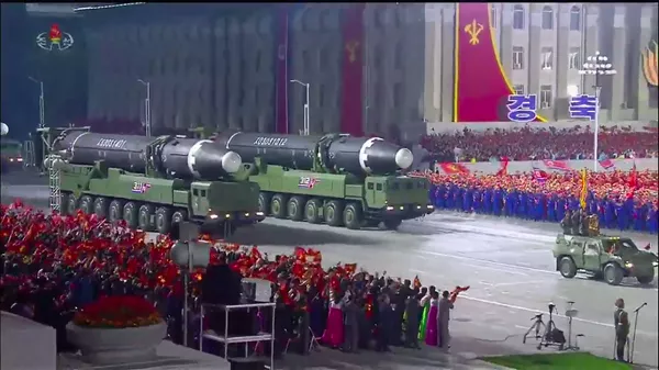 Кадр трансляции KCNA от 10 октября 2020 года, где показаны новые северокорейские межконтинентальные баллистические ракеты во время военного парада по случаю 75-й годовщины основания Рабочей партии Кореи на площади Ким Ир Сена в Пхеньяне. - 俄罗斯卫星通讯社