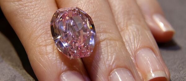 Бриллиант The Spirit of the Rose во время презентации в Китае  - 俄罗斯卫星通讯社