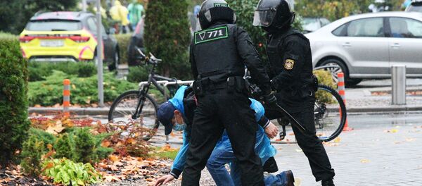 Сотрудники правоохранительных органов задерживают участника несанкционированной акции протеста оппозиции в Минске. - 俄羅斯衛星通訊社