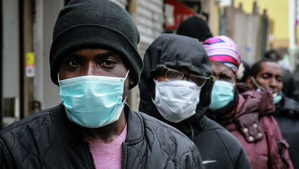 Люди в очереди за масками и едой в районе Гарлема в Нью-Йорке, США - 俄罗斯卫星通讯社